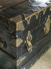 Load image into Gallery viewer, Taylor's of Chicago Trunk