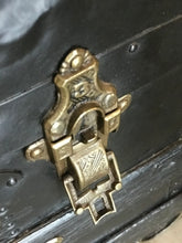Load image into Gallery viewer, Taylor's of Chicago Trunk