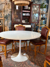 Load image into Gallery viewer, Midcentury Saarinen Tulip Table
