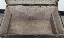 Load image into Gallery viewer, Wellen E. Son Globetrotter Trunk

